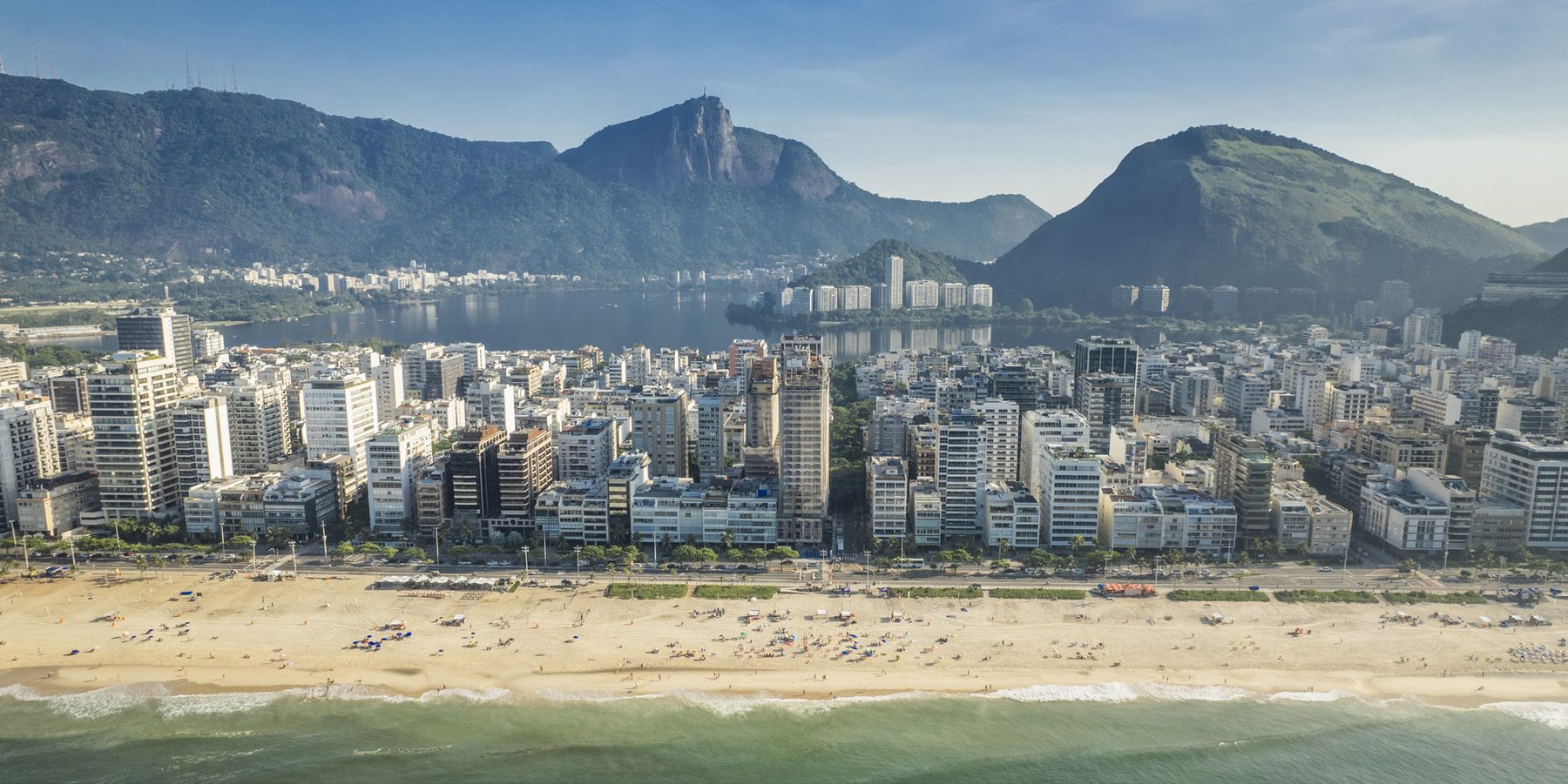 Vista aérea de Ipanema com a Vieira Souto e as Ilhas Cagarras
